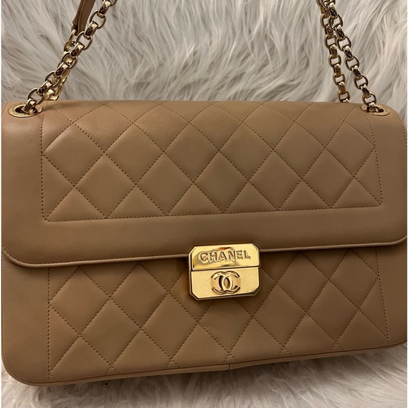 CHANEL beige flap bag with rich gold hardware. Original dust bag & box. - Picture 9 of 9